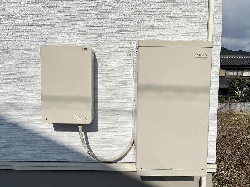 屋外設置の蓄電池ユニット（EOF-LB70-TK）の外観
