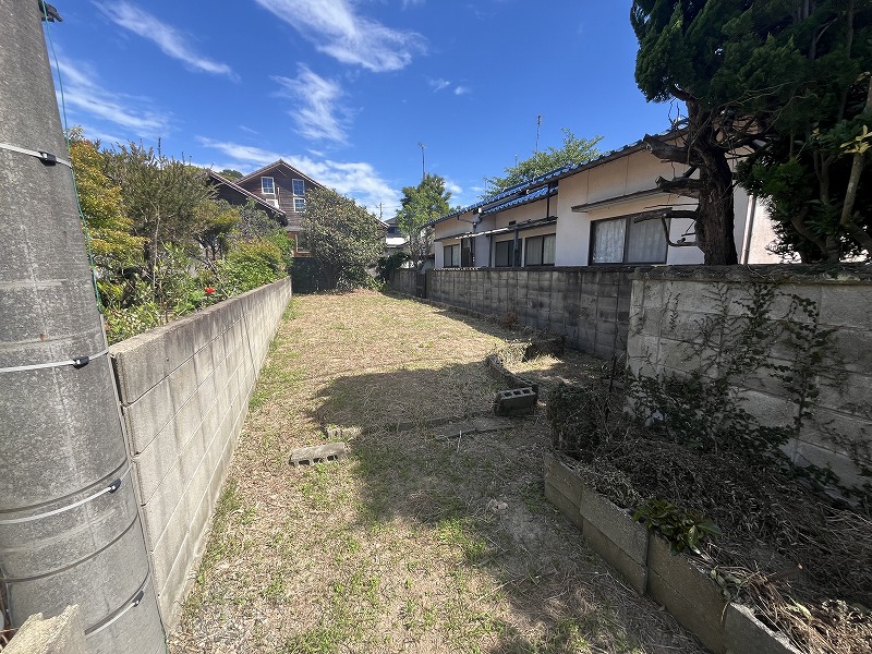 広々とした吉母物件の裏庭。家庭菜園やBBQに最適。
