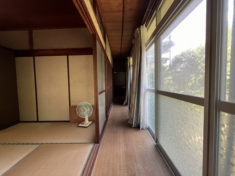 縁側から庭を望める吉母の中古住宅の和室。

