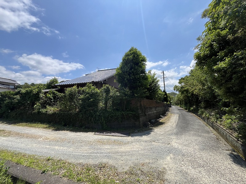 吉母の住宅前の道路環境。交通量の少ない静かな立地。
