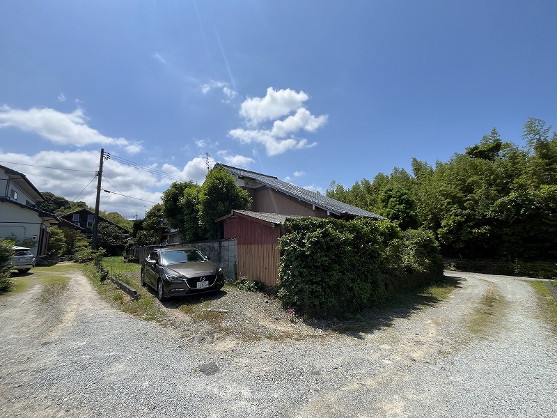 建物横の駐車スペース。普通車・軽自動車対応。
