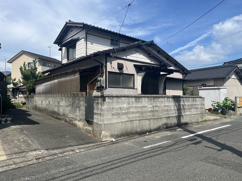 下関市富任町6丁目の売地・現況建物付き外観写真（南東側から撮影）

