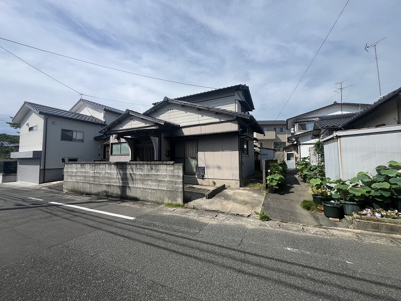 建物正面と接道の様子が分かる富任町6丁目の現地外観写真（南側から）

