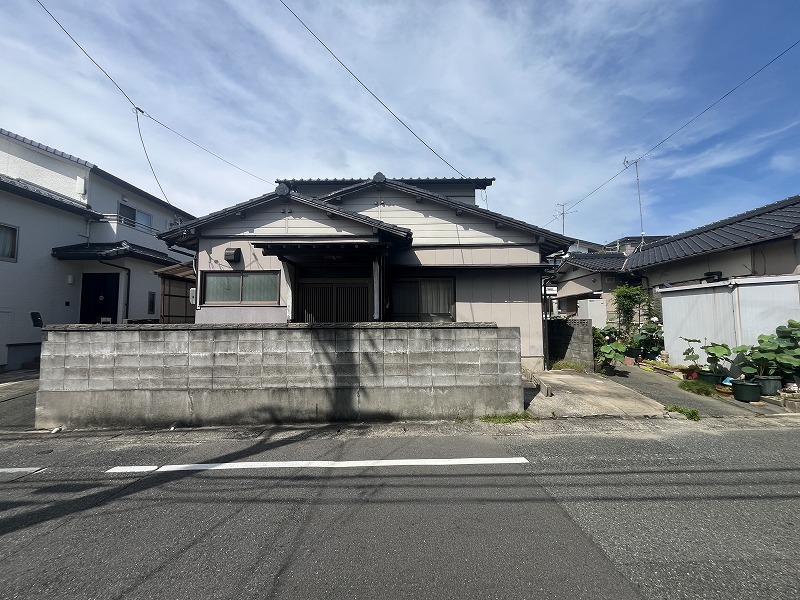 下関市富任町6丁目の売地・現況建物を正面から撮影した全体外観写真