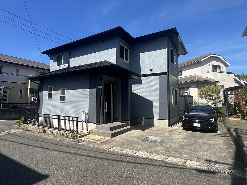 下関市伊倉フルリフォーム済み中古戸建の外観。ネイビー×グレーのツートーン、角地で開放感がある家