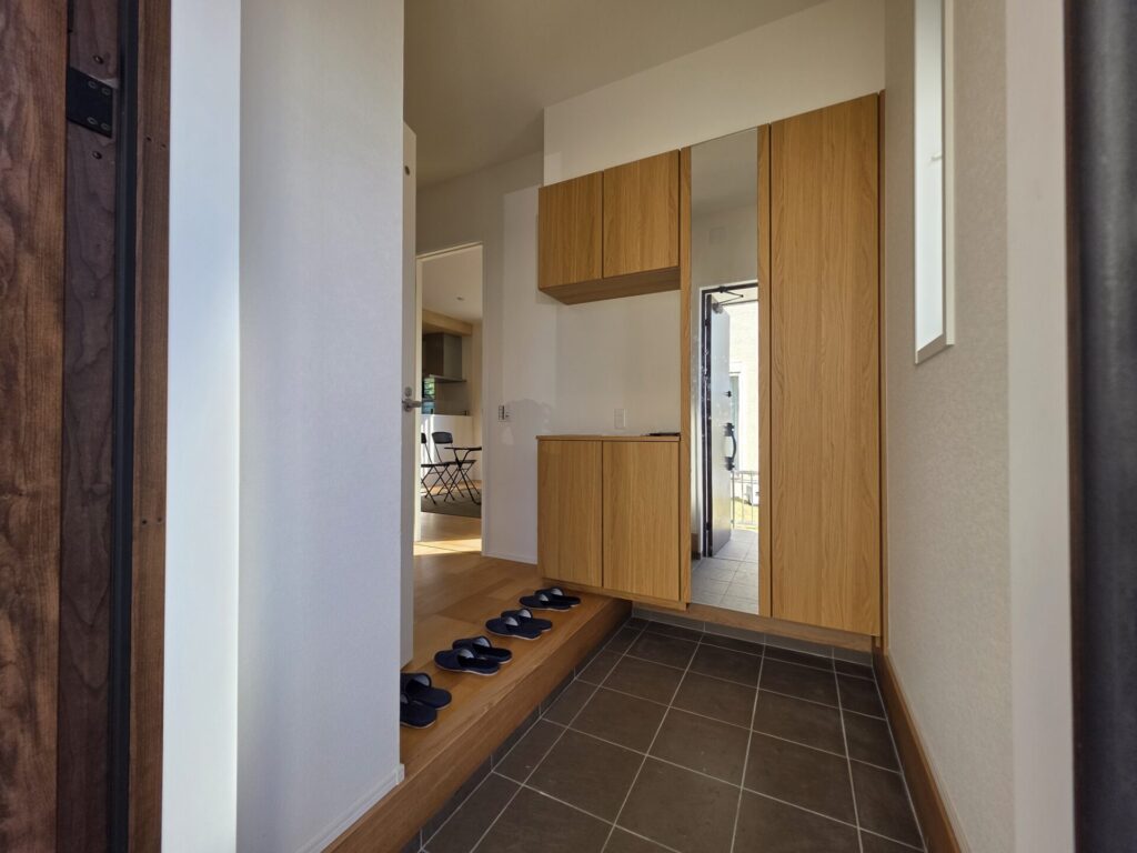 下関市安岡の築浅中古戸建、収納豊富な玄関とシューズボックス