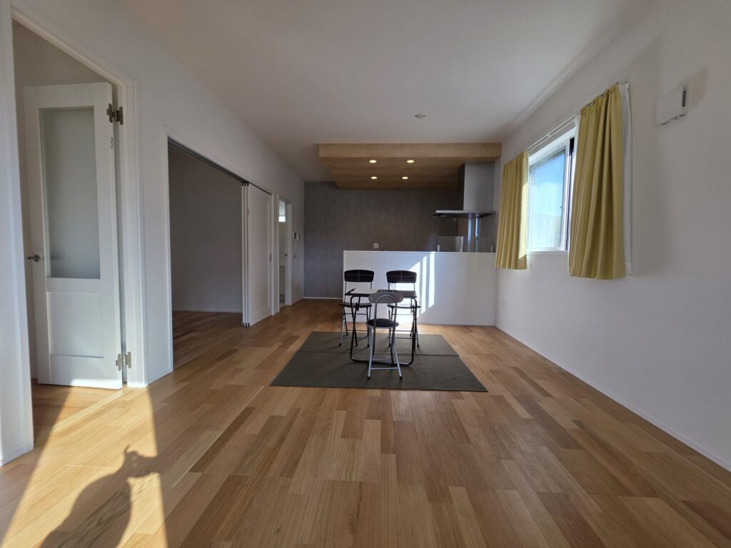 下関市安岡の築2年中古戸建、天井高2.7mの16帖LDK