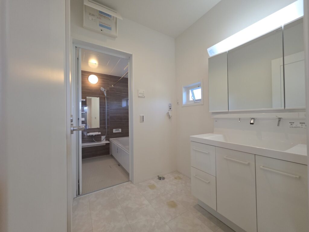 下関市安岡の築浅中古戸建、収納力のある洗面脱衣所