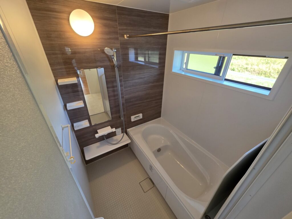 下関市安岡の4LDK中古戸建、窓付き浴室と浴室暖房乾燥機